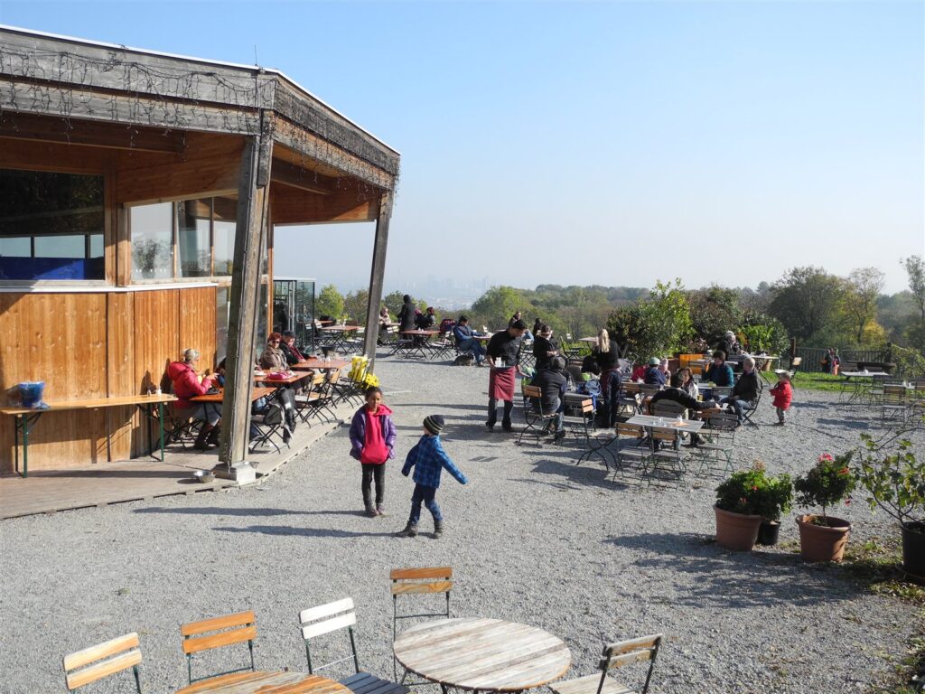 Herbstliche Terrasse des Café Restaurant Oktogon Am Himmel mit Blick über Wien