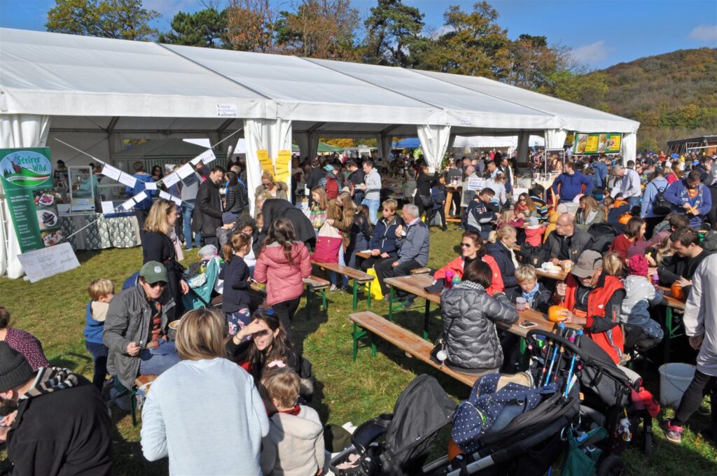 Kürbisfest Am Himmel – Festzelt und Kürbisstände auf der Himmelwiese